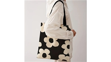 กระเป๋าผ้าพิมพ์ลายสีสันสดใส ไอเทมรักษ์โลกสำหรับงานบุญ